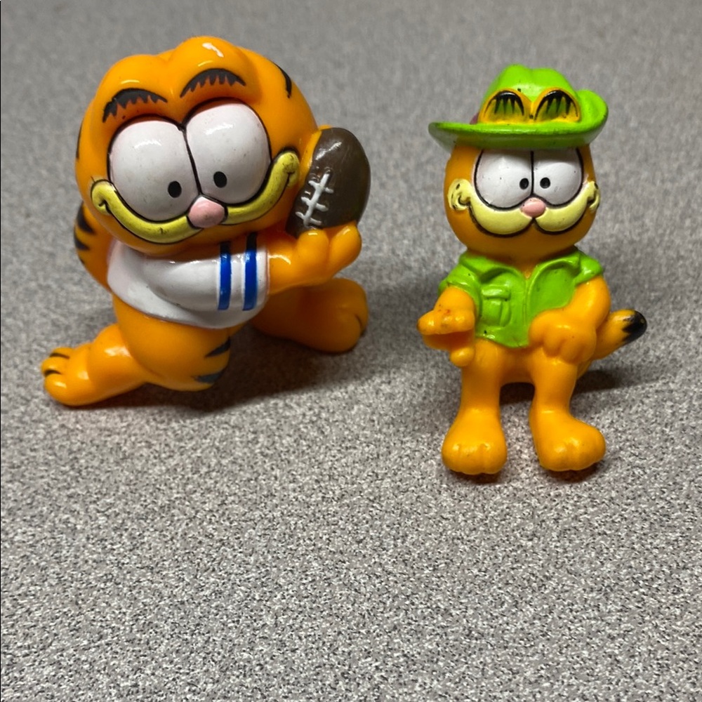 Garfield Figures Set of 2 - Football Garfield and Safari Green Seated Garfield